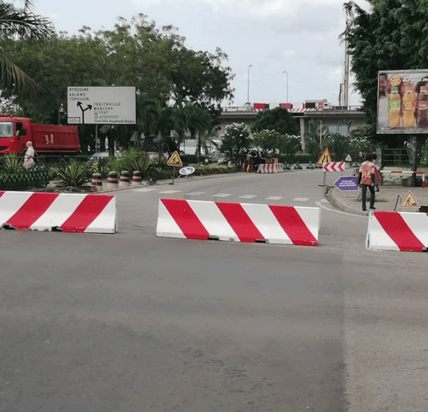 La voie allant dans le sens du rond-point lagunaire pour l&#039;École des Douanes fermée